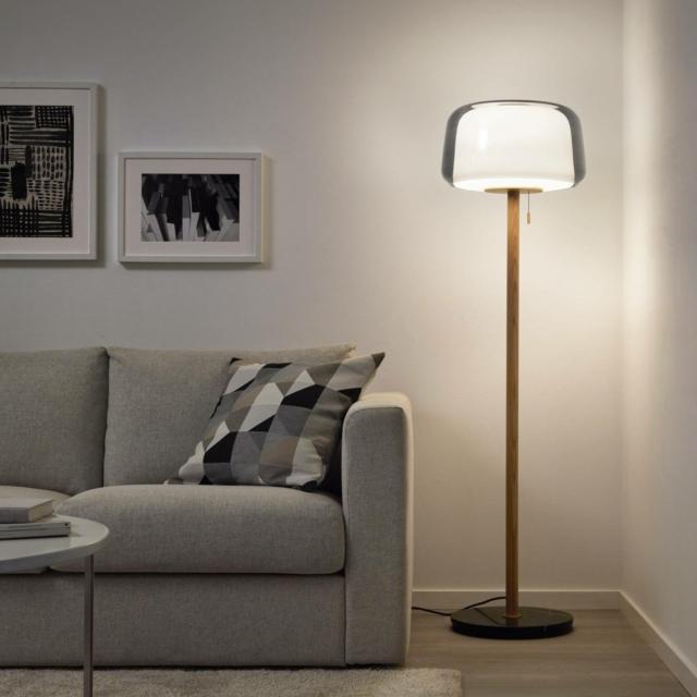 Evedal di Ikea declina il design scandinavo con materiali pregiati, come il vetro soffiato a bocca del paralume, i dettagli di ottone, la base di marmo, il rovere dello stelo Evedal di Ikea declina il design scandinavo con materiali pregiati, come il vetro soffiato a bocca del paralume, i dettagli di ottone, la base di marmo, il rovere dello stelo