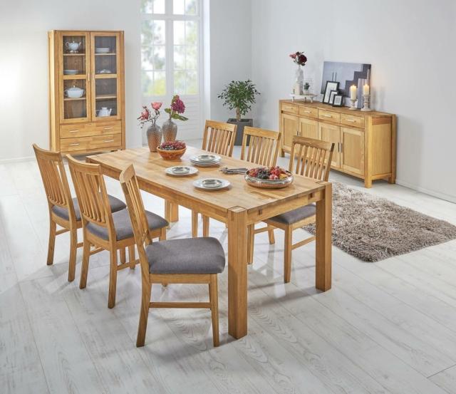 • Fanno parte della linea Royal Oak di Jysk il tavolo e le sedie coordinate per una sala da pranzo in stile country. Sono tutti realizzati in legno di rovere massiccio, hanno una linea semplice che esalta la matericità del legno, sono solidi, robusti e stabili. Il tavolo rettangolare misura L 180 x P 90 x H 75 cm. Prezzo 399,95 euro. La sedia con la seduta rivestita in tessuto grigio misura L 45 x P 58 x H 95,5 cm. Prezzo 89,95 euro cad. www.jysk.it • Fanno parte della linea Royal Oak di Jysk il tavolo e le sedie coordinate per una sala da pranzo in stile country. Sono tutti realizzati in legno di rovere massiccio, hanno una linea semplice che esalta la matericità del legno, sono solidi, robusti e stabili. Il tavolo rettangolare misura L 180 x P 90 x H 75 cm. Prezzo 399,95 euro. La sedia con la seduta rivestita in tessuto grigio misura L 45 x P 58 x H 95,5 cm. Prezzo 89,95 euro cad. www.jysk.it