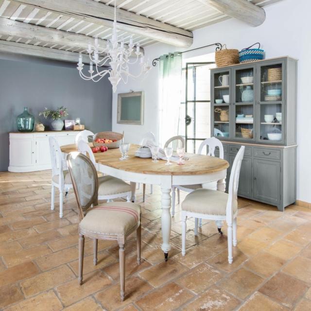 lampadario shabby chic Constance di Maisons du monde ha venti bracci in metallo color crema lampadario shabby chic Constance di Maisons du monde ha venti bracci in metallo color crema