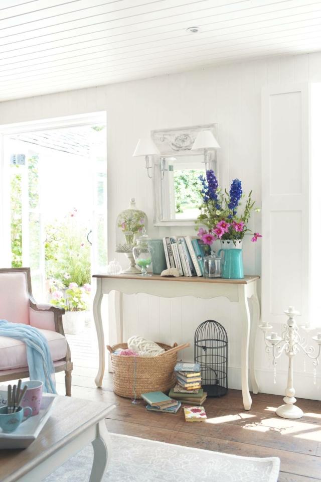 consolle stile shabby chic Léontine di Maisons du Monde, gambe sagomate in pino color crema, piano impiallacciato in rovere; specchio Ambroise con due applique laterali consolle stile shabby chic Léontine di Maisons du Monde, gambe sagomate in pino color crema, piano impiallacciato in rovere; specchio Ambroise con due applique laterali