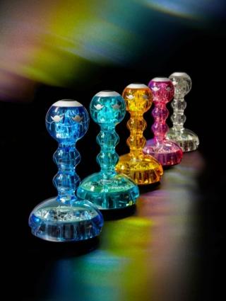 Lampada sonora di cortesia da tavolo Campanello (design Alessandro Mendini) di Ramun, 2015.