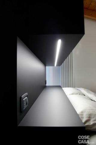 particolare armadio dietro letto mansarda