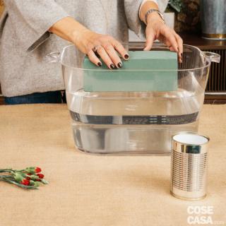 1. Appoggiare delicatamente la spugna nel contenitore riempito d’acqua e lasciarla inzuppare da sola: quando si sarà completamente depositata sul fondo sarà pronta. È importante non spingere in alcun modo la spugna, diversamente non si bagnerà completamente e i punti rimasti asciutti non irrigheranno i fiori. 1. Appoggiare delicatamente la spugna nel contenitore riempito d’acqua e lasciarla inzuppare da sola: quando si sarà completamente depositata sul fondo sarà pronta. È importante non spingere in alcun modo la spugna, diversamente non si bagnerà completamente e i punti rimasti asciutti non irrigheranno i fiori.