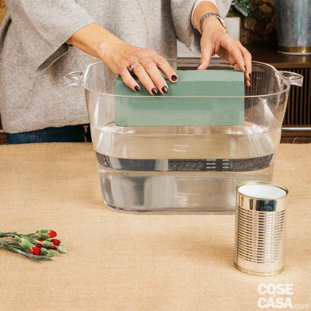 1. Appoggiare delicatamente la spugna nel contenitore riempito d’acqua e lasciarla inzuppare da sola: quando si sarà completamente depositata sul fondo sarà pronta. È importante non spingere in alcun modo la spugna, diversamente non si bagnerà completamente e i punti rimasti asciutti non irrigheranno i fiori. 1. Appoggiare delicatamente la spugna nel contenitore riempito d’acqua e lasciarla inzuppare da sola: quando si sarà completamente depositata sul fondo sarà pronta. È importante non spingere in alcun modo la spugna, diversamente non si bagnerà completamente e i punti rimasti asciutti non irrigheranno i fiori.