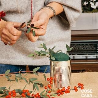 3. Su un tavolo predisporre tutto il materiale vegetale, tagliato e pulito. Iniziare a inserire nella spugna piccoli rametti di Eucalyptus tagliandoli con il coltellino inclinato a 45 gradi, per creare una base verde chiaro. Iniziare dal basso per evitare di lasciare la spugna a vista, lasciando lo spazio anche per fiori e bacche, e procedere verso l’alto. 3. Su un tavolo predisporre tutto il materiale vegetale, tagliato e pulito. Iniziare a inserire nella spugna piccoli rametti di Eucalyptus tagliandoli con il coltellino inclinato a 45 gradi, per creare una base verde chiaro. Iniziare dal basso per evitare di lasciare la spugna a vista, lasciando lo spazio anche per fiori e bacche, e procedere verso l’alto.