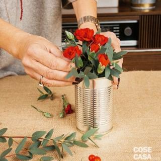 4. Prendere qualche stelo di Dianthus e tagliare a 45 gradi tutti i fusticini che portano fiori. Accompagnarli delicatamente nella fase di introduzione nella spugna per evitare che si spezzino. Intervallare i fiori alle foglie, facendo in modo che i fiori risultino ben distribuiti nella composizione. 4. Prendere qualche stelo di Dianthus e tagliare a 45 gradi tutti i fusticini che portano fiori. Accompagnarli delicatamente nella fase di introduzione nella spugna per evitare che si spezzino. Intervallare i fiori alle foglie, facendo in modo che i fiori risultino ben distribuiti nella composizione.