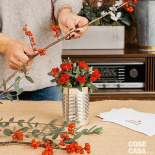 5. Prendere il ramo di Ilex, scegliere i rametti che portano bacche fino alla sommità, e con molta cautela, per evitare di tagliarvi le dita, tagliarli con il coltellino in una misura compatibile con l’altezza dei fiori inseriti. Ricordarsi di lasciare una parte legnosa in basso ed evitare di spezzare i rametti con le mani (usare sempre il coltellino). 5. Prendere il ramo di Ilex, scegliere i rametti che portano bacche fino alla sommità, e con molta cautela, per evitare di tagliarvi le dita, tagliarli con il coltellino in una misura compatibile con l’altezza dei fiori inseriti. Ricordarsi di lasciare una parte legnosa in basso ed evitare di spezzare i rametti con le mani (usare sempre il coltellino).