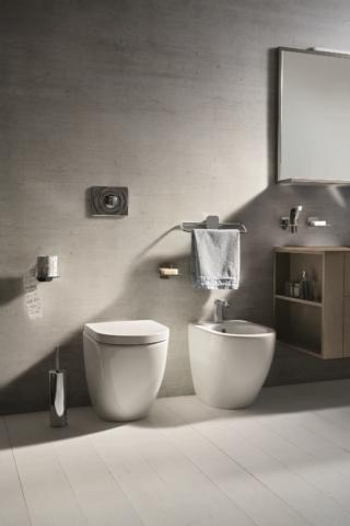 sanitari da terra della serie Up di Cerasa mostrano linee sobrie e pulite in ceramica bianca lucida od opaca per bagno piccolo sanitari da terra della serie Up di Cerasa mostrano linee sobrie e pulite in ceramica bianca lucida od opaca per bagno piccolo