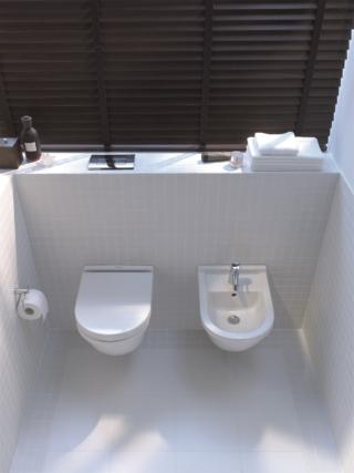 sanitari sospesi Compact di Duravit in ceramica sanitaria bianca design by Philippe Starck per bagno piccolo sanitari sospesi Compact di Duravit in ceramica sanitaria bianca design by Philippe Starck per bagno piccolo