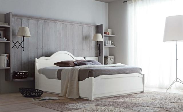 Letto con contenitore in massello di abete bianco Tabià di Scandola Mobili, grande testata sagomata, in stile shabby chic Letto con contenitore in massello di abete bianco Tabià di Scandola Mobili, grande testata sagomata, in stile shabby chic