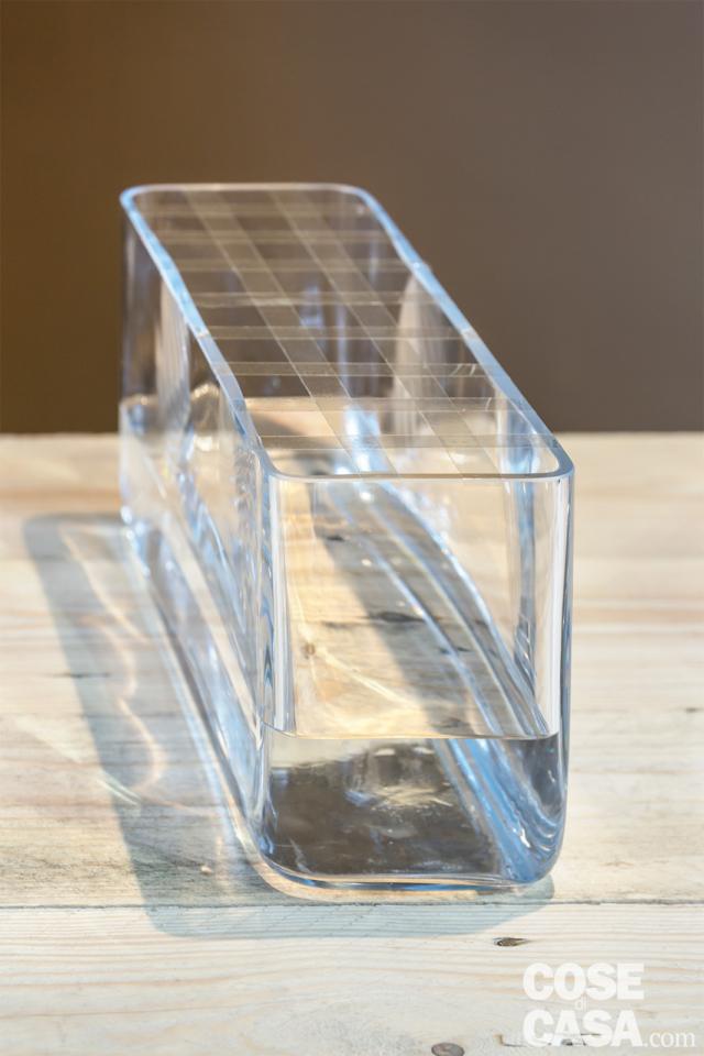 2 Ripetere l’operazione nel senso della lunghezza: il nostro vaso misura 45 cm, per cui si metteranno 8 strisce di scotch. Se il vaso fosse più largo di quello da noi usato, la griglia dovrà avere un maggior numero di righe e colonne o essere un po’ più larga. 2 Ripetere l’operazione nel senso della lunghezza: il nostro vaso misura 45 cm, per cui si metteranno 8 strisce di scotch. Se il vaso fosse più largo di quello da noi usato, la griglia dovrà avere un maggior numero di righe e colonne o essere un po’ più larga.