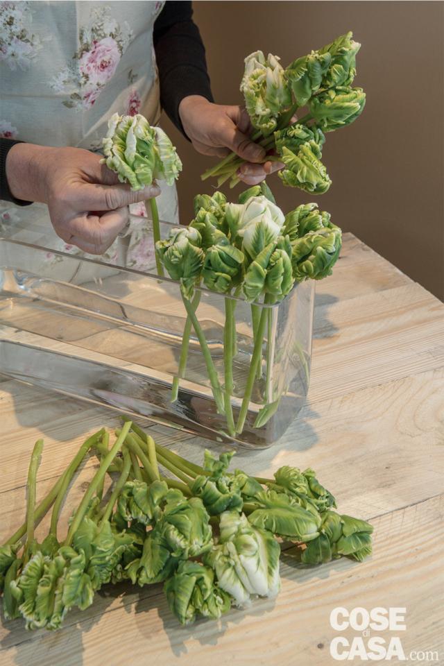 4 Distribuire i fiori nella griglia, cercando di armonizzare la sfumature tra di loro e di bilanciare il colore in modo che il “peso ottico” del verde e del bianco sia ben distribuito. Allontanarsi dalla composizione per valutare l’effetto finale ed eventualmente apportare le correzioni necessarie, spostando qualche fiore o inclinandolo, magari aggiungendone uno se si nota un vuoto nella griglia. 4 Distribuire i fiori nella griglia, cercando di armonizzare la sfumature tra di loro e di bilanciare il colore in modo che il “peso ottico” del verde e del bianco sia ben distribuito. Allontanarsi dalla composizione per valutare l’effetto finale ed eventualmente apportare le correzioni necessarie, spostando qualche fiore o inclinandolo, magari aggiungendone uno se si nota un vuoto nella griglia.