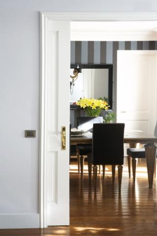 porta a scomparsa con interruttori Luce di Eclisse porta a scomparsa con interruttori Luce di Eclisse