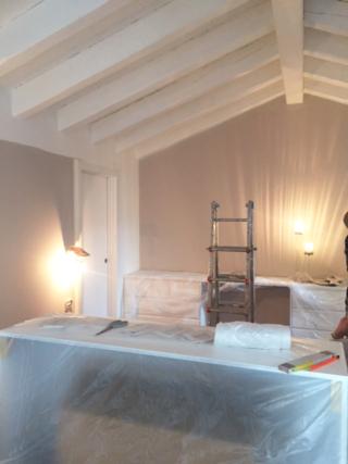 Camera sottotetto travi bianche lavori e mobili coperti Camera sottotetto travi bianche lavori e mobili coperti