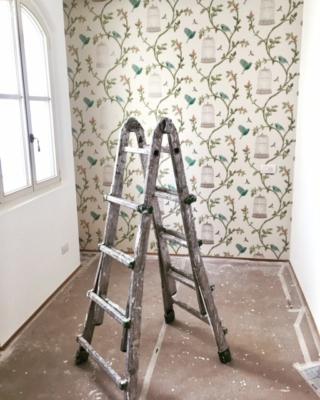 Cameretta durante i lavori con tappezzeria appena posata Cameretta durante i lavori con tappezzeria appena posata