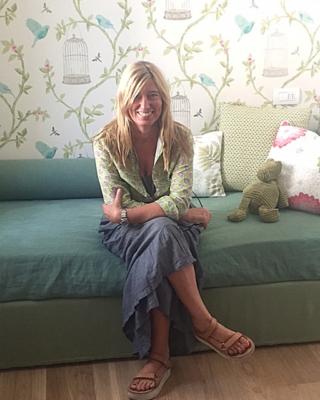 Clara Bona nella cameretta con tappezzeria disegno botanico e gabbiette uccellini Clara Bona nella cameretta con tappezzeria disegno botanico e gabbiette uccellini