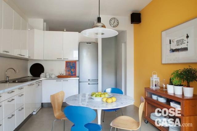cucina abitabile arredi bianchi, parete gialla e mobile in legno cucina abitabile arredi bianchi, parete gialla e mobile in legno