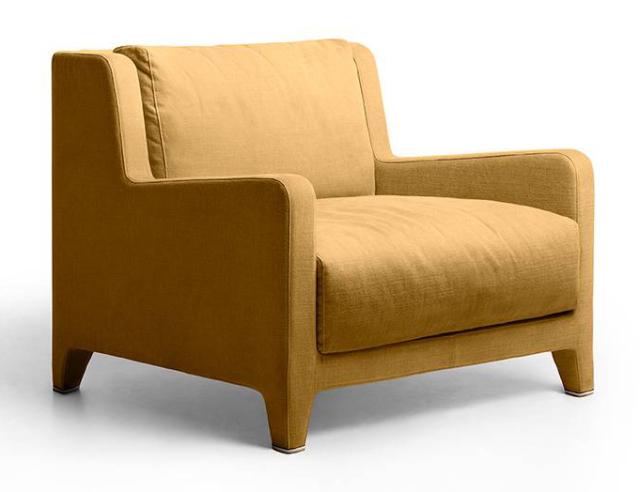 ALMA - design Leonardo Dainelli: cura progettuale e lessico sartoriale.
Spiccata identità decorativa per ALMA di Leonardo Dainelli, poltrona ricca nelle forme e dalla sofisticata attitudine sartoriale. Interpretazione contemporanea dei codici stilistici degli anni ’40 dove le forme avvolgenti e sagomate incontrano la morbidezza dei cuscini di seduta e schienale dando vita ad una nuova elegante espressione dell’attitudine di Lema al comfort. Alla base del progetto, la cultura progettuale votata alla qualità che accomuna Lema al designer che ha fatto del rispetto e della valorizzazione della sapienza artigianale uno dei tratti della sua firma. Il forte carisma di Alma si esalta nella ricercata selezione dei rivestimenti in tessuto e pelle mentre il suo animo vintage si svela nei dettagli come i piedi arricchiti dalla sottile placca in ottone. ALMA - design Leonardo Dainelli: cura progettuale e lessico sartoriale.
Spiccata identità decorativa per ALMA di Leonardo Dainelli, poltrona ricca nelle forme e dalla sofisticata attitudine sartoriale. Interpretazione contemporanea dei codici stilistici degli anni ’40 dove le forme avvolgenti e sagomate incontrano la morbidezza dei cuscini di seduta e schienale dando vita ad una nuova elegante espressione dell’attitudine di Lema al comfort. Alla base del progetto, la cultura progettuale votata alla qualità che accomuna Lema al designer che ha fatto del rispetto e della valorizzazione della sapienza artigianale uno dei tratti della sua firma. Il forte carisma di Alma si esalta nella ricercata selezione dei rivestimenti in tessuto e pelle mentre il suo animo vintage si svela nei dettagli come i piedi arricchiti dalla sottile placca in ottone.
