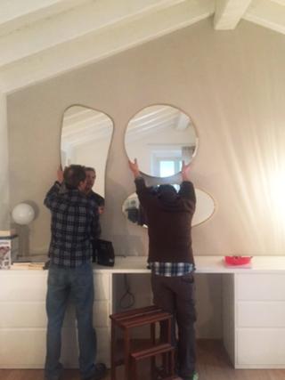 appendere più specchi a parete di forma diversa