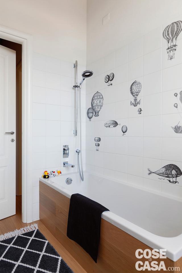 bagno, porta, vasca con rivestimento esterno in legno, parquet in rovere, piastrelle bianche decorate con mongolfiere bagno, porta, vasca con rivestimento esterno in legno, parquet in rovere, piastrelle bianche decorate con mongolfiere