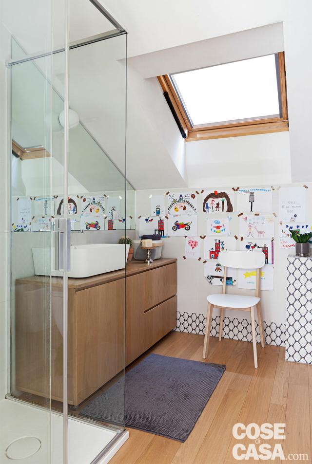 sottotetto recuperato, bagno, lucernario, box doccia, mobile, lavabo da appoggio, sedia sottotetto recuperato, bagno, lucernario, box doccia, mobile, lavabo da appoggio, sedia
