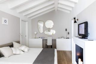 camera sottotetto soffitto legno bianco pareti grgie finto camino camera sottotetto soffitto legno bianco pareti grgie finto camino