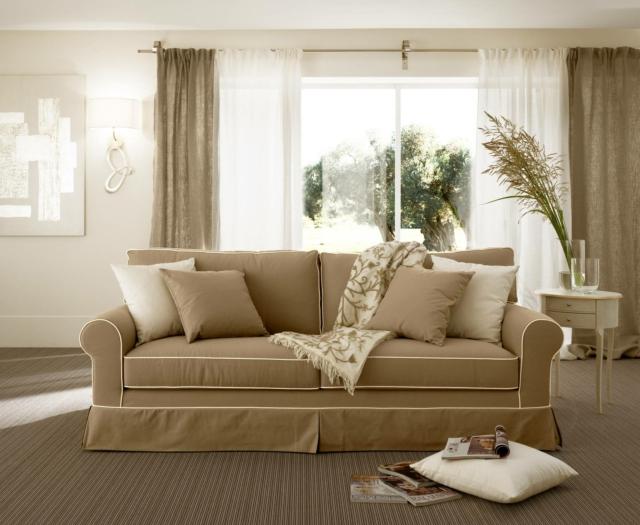 Rivoli di Cantori è il divano per la casa in stile classico caratterizzato dal rivestimento, completamente sfoderabile, realizzato sartorialmente e impreziosito dal perimetro lavorato a coda di topo in contrasto Rivoli di Cantori è il divano per la casa in stile classico caratterizzato dal rivestimento, completamente sfoderabile, realizzato sartorialmente e impreziosito dal perimetro lavorato a coda di topo in contrasto