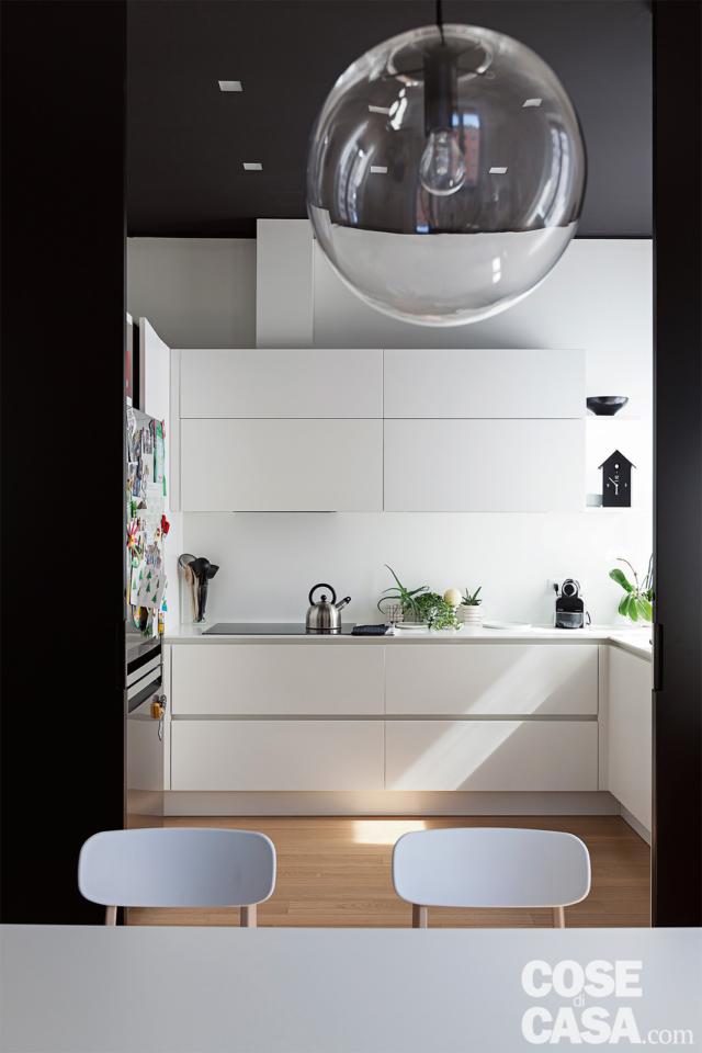 zona pranzo, sospensione a bulbo, porta scorrevole doppia, cucina in laccato bianco opaco, piano cottura a induzione, controsoffitto con faretti zona pranzo, sospensione a bulbo, porta scorrevole doppia, cucina in laccato bianco opaco, piano cottura a induzione, controsoffitto con faretti