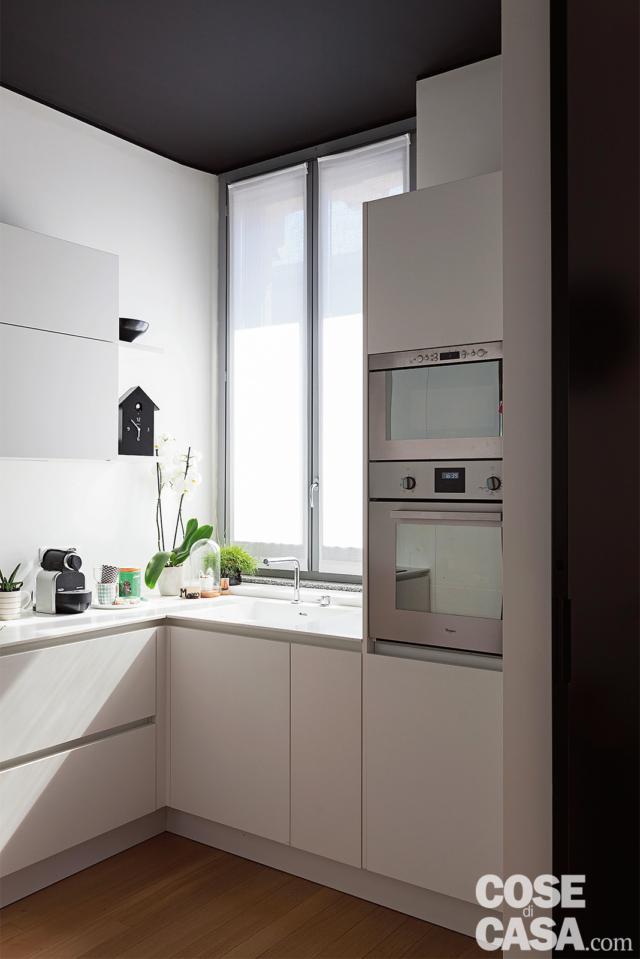 cucina, finestra, colonna forni, pensili e basi in laccato bianco opaco cucina, finestra, colonna forni, pensili e basi in laccato bianco opaco