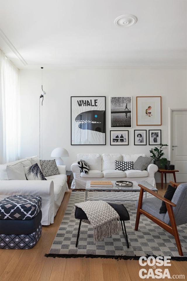 zona conversazione, divani ad angolo in tessuto bianco, cuscini anni '70, poltroncina, stampe a parete, sgabello, lampade di design zona conversazione, divani ad angolo in tessuto bianco, cuscini anni '70, poltroncina, stampe a parete, sgabello, lampade di design