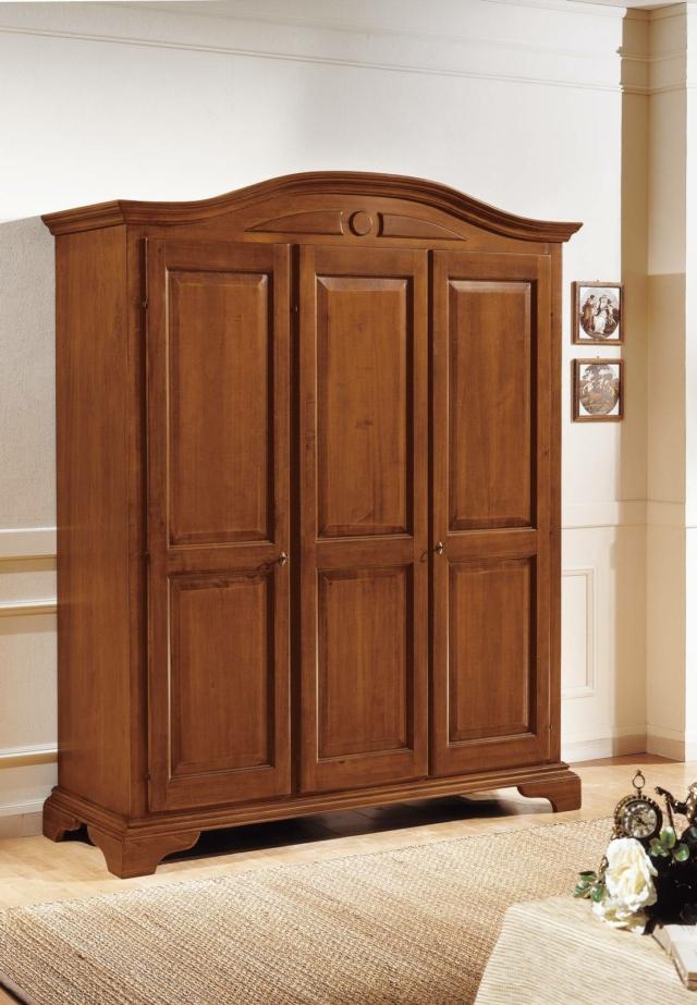 Art. 562 di Fratelli Mirandola è l'armadio smontabile a tre porte realizzato in pioppo massello con finitura noce anticato Art. 562 di Fratelli Mirandola è l'armadio smontabile a tre porte realizzato in pioppo massello con finitura noce anticato