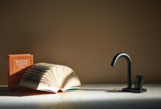 rubinetto per lavabo nella finitura nera opaca dalla linea sinuosa Fluid di Fima Carlo Frattini rubinetto per lavabo nella finitura nera opaca dalla linea sinuosa Fluid di Fima Carlo Frattini