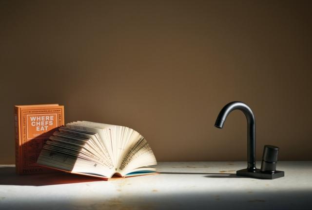 rubinetto per lavabo nella finitura nera opaca dalla linea sinuosa Fluid di Fima Carlo Frattini rubinetto per lavabo nella finitura nera opaca dalla linea sinuosa Fluid di Fima Carlo Frattini