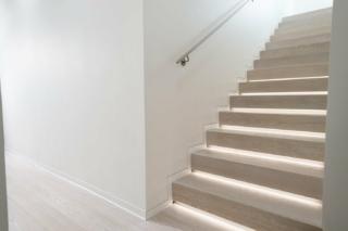 Progress profiles battiscopa filomuro e strisce a led sulla scala