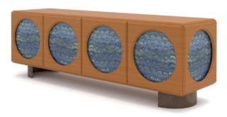 La madia Oblù di Fratelli Boffi, design Analogia Project, è costruita nella tradizione della grande abilità ebanista alla ricerca dell'originalità: è realizzata in legno di pero con aperture circolari che lasciano vedere un decoro marmorizzato nella variante a coda di pavone. www.fratelliboffi.it