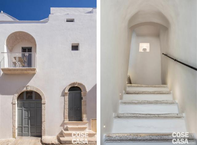Anche la facciata della palazzina nel centro di Ostuni è stata riportata a nuova vita, scrostando gli elementi decorativi ad arco di pietra locale sulla porta di ingresso e sul portone del garage, oltre che la volta della loggia al piano superiore, eliminando tubazioni a vista degli impianti preesistenti e ritinteggiando le superfici di bianco classico. Della scala principale di accesso, anch’essa ritinteggiata di bianco, si sono mantenuti i gradini preesistenti in pietra locale, ripuliti. Anche la facciata della palazzina nel centro di Ostuni è stata riportata a nuova vita, scrostando gli elementi decorativi ad arco di pietra locale sulla porta di ingresso e sul portone del garage, oltre che la volta della loggia al piano superiore, eliminando tubazioni a vista degli impianti preesistenti e ritinteggiando le superfici di bianco classico. Della scala principale di accesso, anch’essa ritinteggiata di bianco, si sono mantenuti i gradini preesistenti in pietra locale, ripuliti.