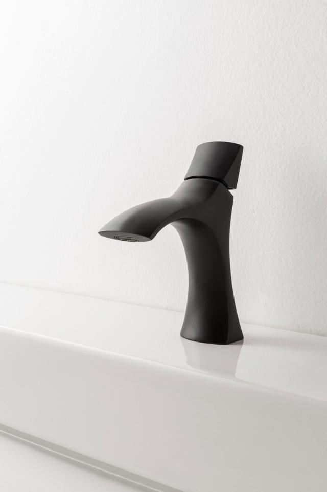 Hedò di Rubinetterie Treemme è un miscelatore per lavabo con finitura nera e aeratore rettangolare che permette un’erogazione fluida e regolare Hedò di Rubinetterie Treemme è un miscelatore per lavabo con finitura nera e aeratore rettangolare che permette un’erogazione fluida e regolare