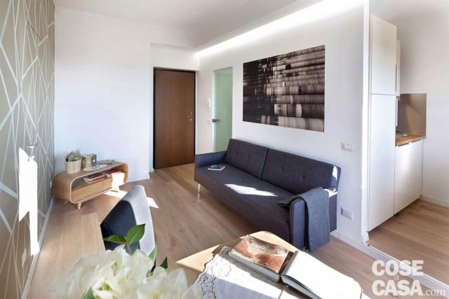 ingresso-sul-soggiorno con divano grigio e strisce a led ingresso-sul-soggiorno con divano grigio e strisce a led