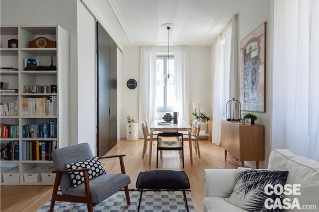 soggiorno, libreria, zona conversazione zona pranzo, porta scorrevole della cucina, finestra, credenza, tavolini negli angoli soggiorno, libreria, zona conversazione zona pranzo, porta scorrevole della cucina, finestra, credenza, tavolini negli angoli