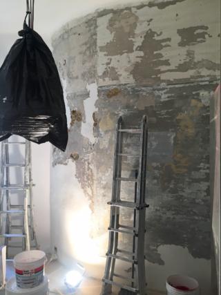 l'imbianchino inIzia a sistemare la parete l'imbianchino inIzia a sistemare la parete