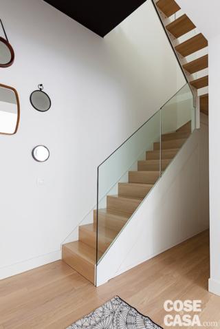 scala, pavimento in parquet, gradini in rovere, parapetto in vetro temperato in vetro trasparente, doppia rampa scala, pavimento in parquet, gradini in rovere, parapetto in vetro temperato in vetro trasparente, doppia rampa