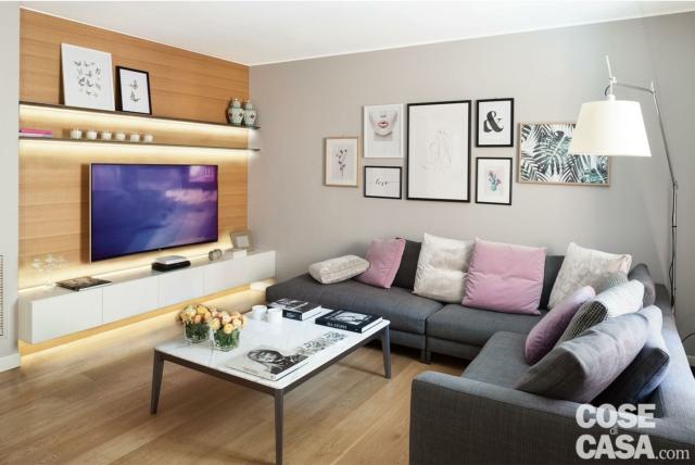 soggiorno con divano ad angolo grigio tavolino e tv con strisce a led a parete soggiorno con divano ad angolo grigio tavolino e tv con strisce a led a parete