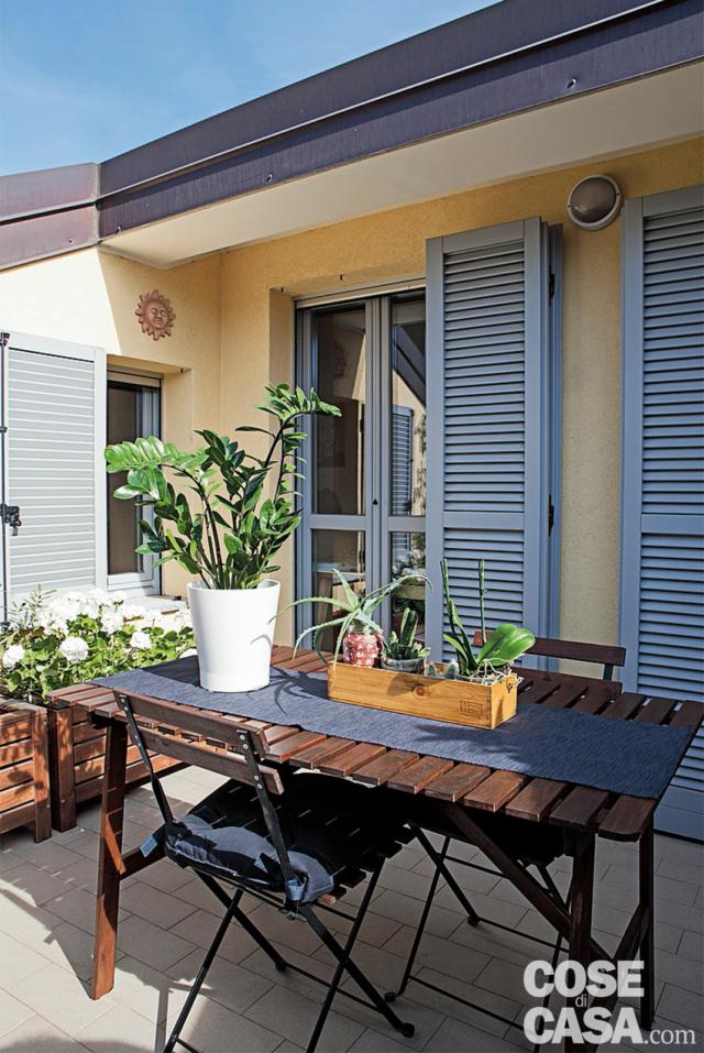 sottotetto recuperato, terrazzo, tavolo rettangolare in teak, sedie pieghevoli, pavimento in gres, portafinestra, persiane sottotetto recuperato, terrazzo, tavolo rettangolare in teak, sedie pieghevoli, pavimento in gres, portafinestra, persiane