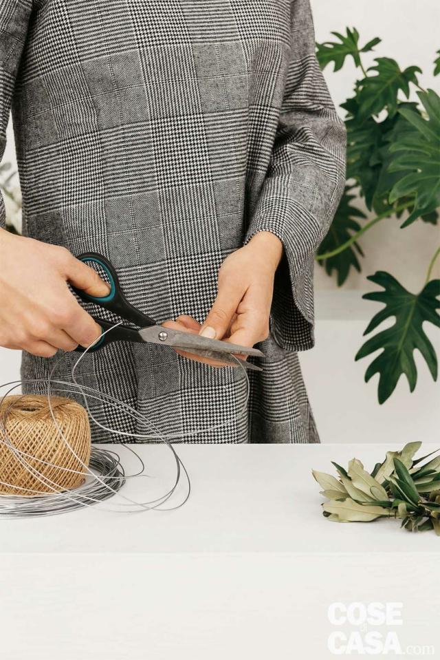 tagliare il filo metallico in segmenti lunghi 35 cm per preparare coroncine fai da te con ulivo e lavanda tagliare il filo metallico in segmenti lunghi 35 cm per preparare coroncine fai da te con ulivo e lavanda