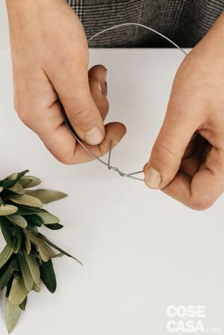 2. Chiudere ogni segmento di filo metallico in forma rotonda. 2. Chiudere ogni segmento di filo metallico in forma rotonda.