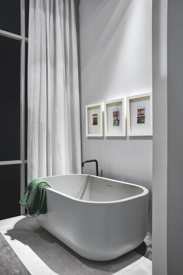 vasca freestanding Dafne di Cielo disegnata da Andrea Parisio e Giuseppe Pezzano dalle forme stondate in livingtec vasca freestanding Dafne di Cielo disegnata da Andrea Parisio e Giuseppe Pezzano dalle forme stondate in livingtec