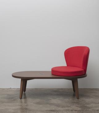 Della collezione Canto, l'insolita seduta Harmony di Blifase prevede un inserto per la ricarica wireless dei vari devices ed è costituita da una parte imbottita e girevole che permette una visione a 360° dell’ambiente circostante. Su richiesta, è possibile anche realizzare un singolo pezzo con doppia seduta girevole. Il tessuto è in fibra di PET, di riciclo al 100%. Prevede un inserto per la ricarica wireless dei vari devices. www.blifase.it Della collezione Canto, l'insolita seduta Harmony di Blifase prevede un inserto per la ricarica wireless dei vari devices ed è costituita da una parte imbottita e girevole che permette una visione a 360° dell’ambiente circostante. Su richiesta, è possibile anche realizzare un singolo pezzo con doppia seduta girevole. Il tessuto è in fibra di PET, di riciclo al 100%. Prevede un inserto per la ricarica wireless dei vari devices. www.blifase.it