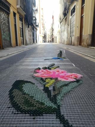 La designer spagnola Raquel Rodrigo di Arquicostura Studio personalizza le vetrine del flagship store Falconeri di via Montenapoleone di Milano.