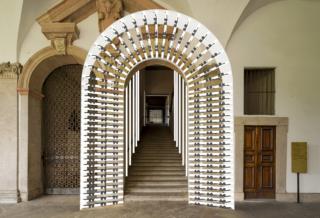 L’istallazione “Izipizi Eyeglasses – Design Vibrations” firmata dalla designer Chiara Andreatti ed esposta all'interno dell'Università Statale di Milano racconta la ricerca in termini di forme, pattern e colori del brand.