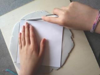 Poggiate la forma di carta sulla pasta e ritagliatela con un coltello (Foto 2). Poggiate la forma di carta sulla pasta e ritagliatela con un coltello (Foto 2).